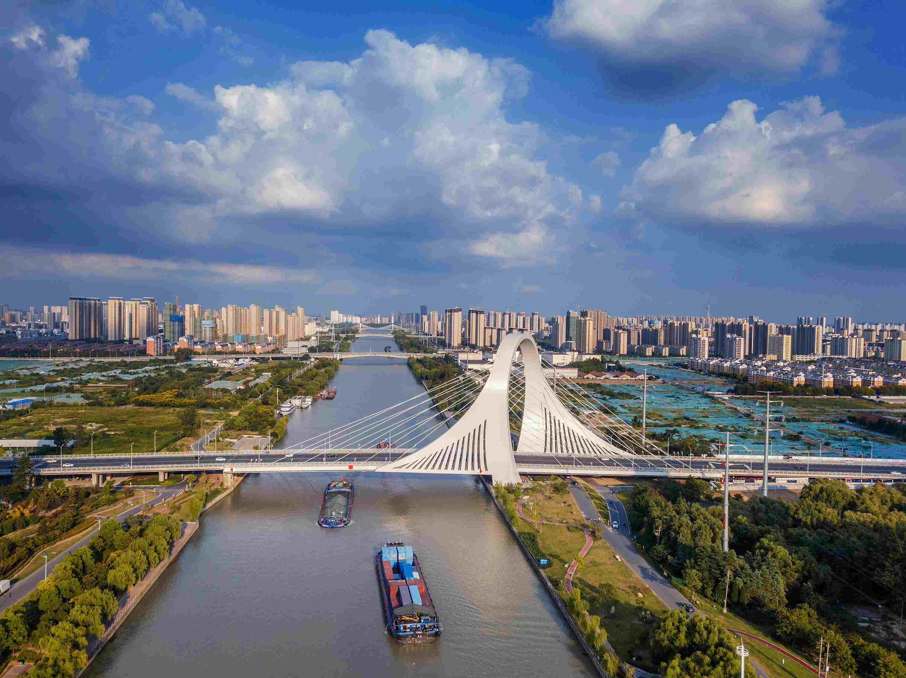 2022年9月12日，幾艘船舶行駛在江蘇淮安運(yùn)河大橋附近。