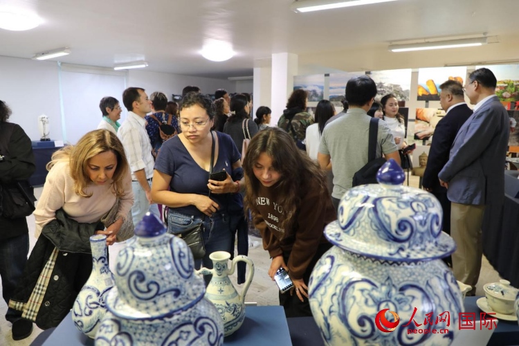 在展覽現(xiàn)場，觀眾們駐足欣賞德化瓷和墨西哥彩瓷。人民網(wǎng) 埃內(nèi)斯托·多明戈斯攝