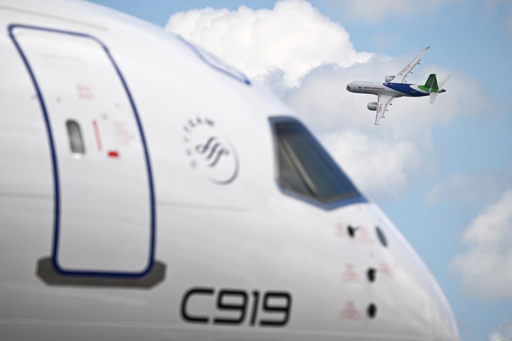 一架中國商飛公司C919客機在新加坡航展上做飛行表演（2024年2月20日攝）。新華社發(fā)（鄧智煒攝）