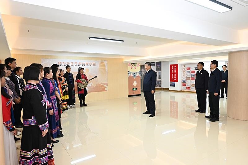 2023年12月14日，習(xí)近平總書記在廣西南寧市良慶區(qū)蟠龍社區(qū)黨群服務(wù)中心文體活動(dòng)室同社區(qū)居民親切交流。