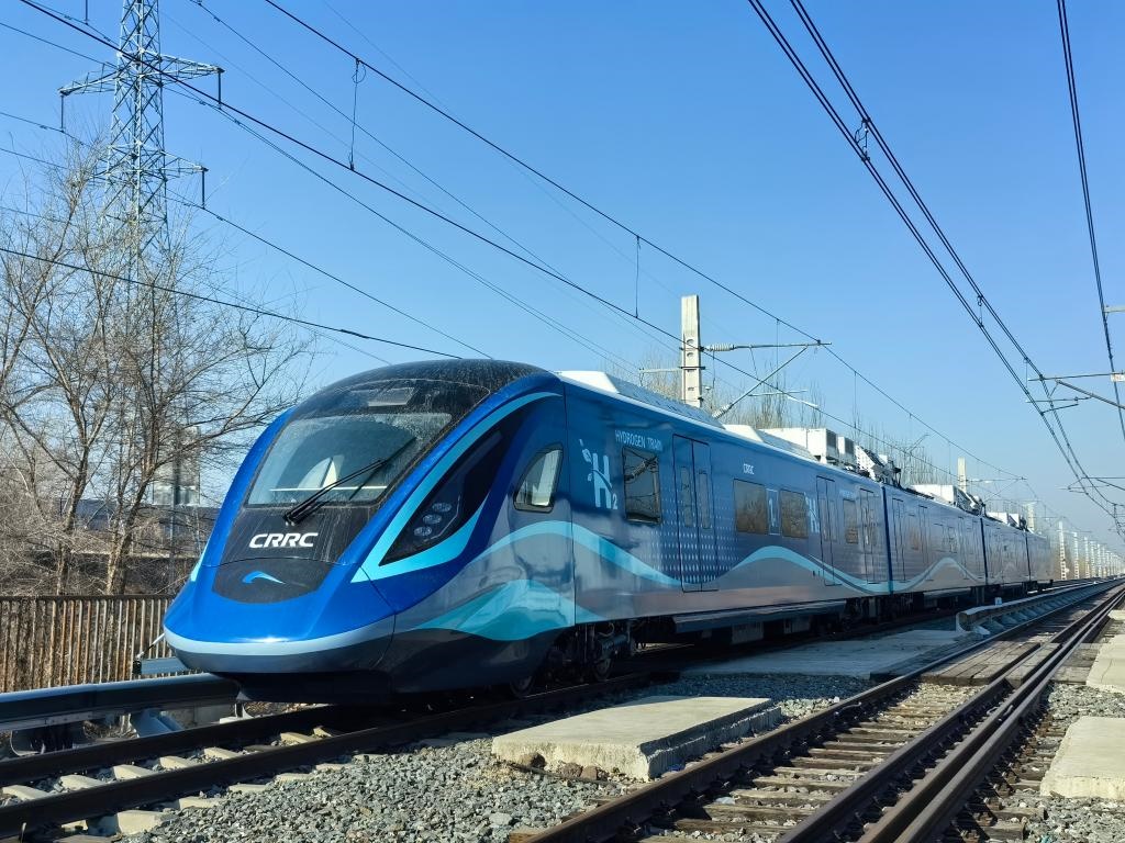 我國首列氫能源市域列車在位于長春的中車長客試驗線進行運行試驗（2024年3月21日攝）。新華社發(fā)（中車長客股份公司提供）