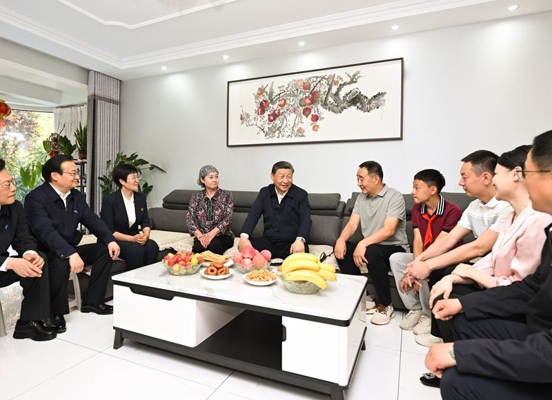2024年6月19日，習(xí)近平總書記在寧夏銀川市金鳳區(qū)長城花園社區(qū)居民趙守成家中，同一家人圍坐在一起拉家常。
