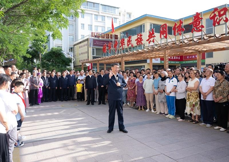 2024年6月19日，習(xí)近平總書記在寧夏銀川市金鳳區(qū)長城花園社區(qū)考察時(shí)，同社區(qū)居民親切交流。