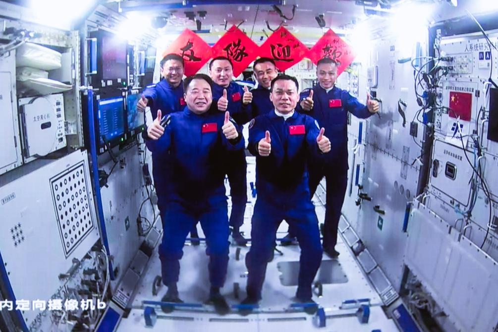 這是在北京航天飛行控制中心拍攝的神舟十六號航天員乘組與神舟十七號航天員乘組“全家?！保?023年10月26日攝）。新華社發(fā)（韓啟揚 攝）