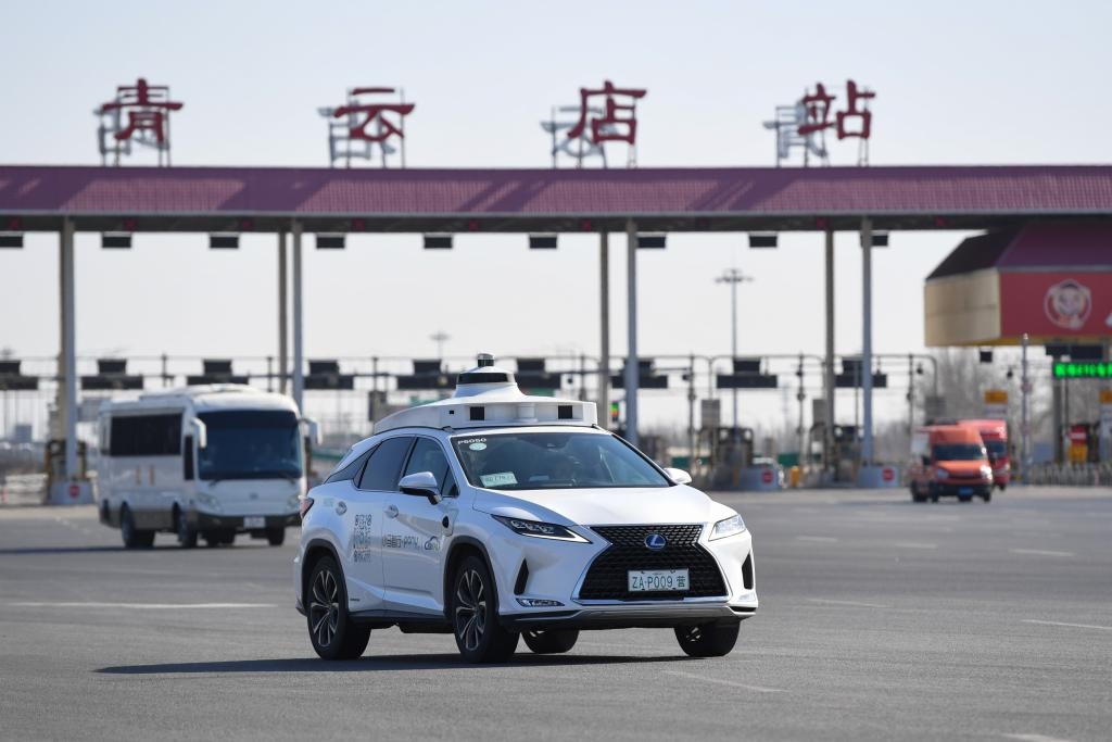 一輛自動駕駛車行駛在北京大興國際機場到亦莊的自動駕駛線路上（2024年3月1日攝）。新華社記者 鞠煥宗 攝