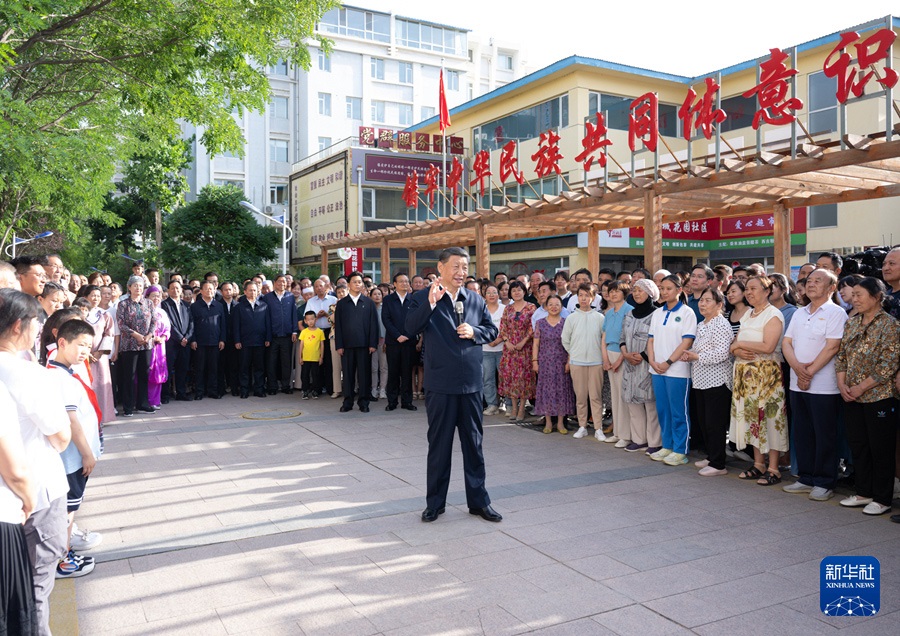 6月19日下午，習(xí)近平總書記在銀川市金鳳區(qū)長(zhǎng)城花園社區(qū)考察時(shí)，同社區(qū)居民親切交流。