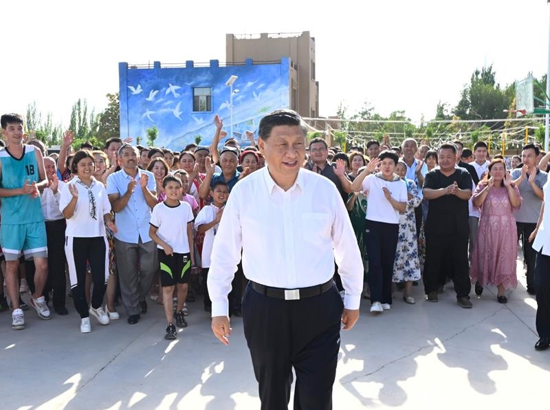 2022年7月14日，習(xí)近平總書記在新疆吐魯番市高昌區(qū)亞爾鎮(zhèn)新城片區(qū)新城西門村考察時(shí)，同各族群眾在一起。