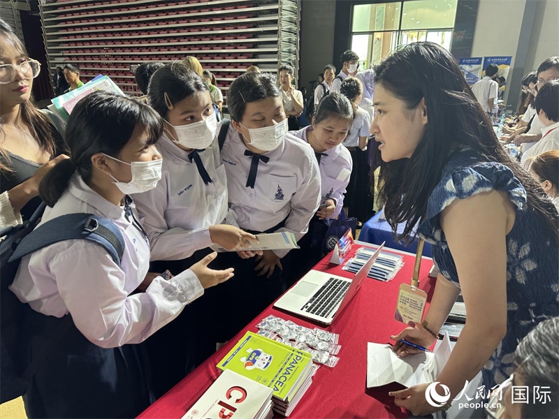 來自泰國(guó)的學(xué)生、家長(zhǎng)在教育展臺(tái)前咨詢。人民網(wǎng)記者 簡(jiǎn)承淵攝