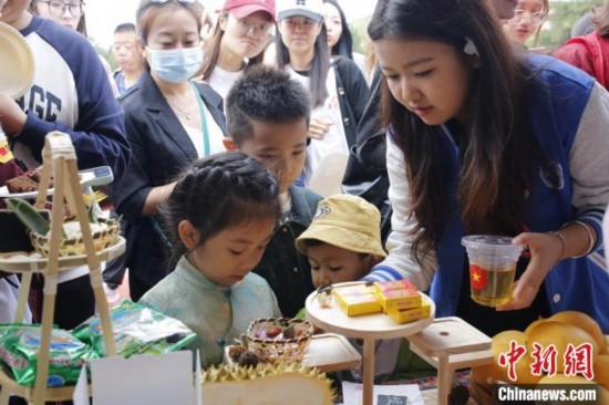 6月23日，越南留學生在國際文化節(jié)現(xiàn)場為小朋友制作美食。