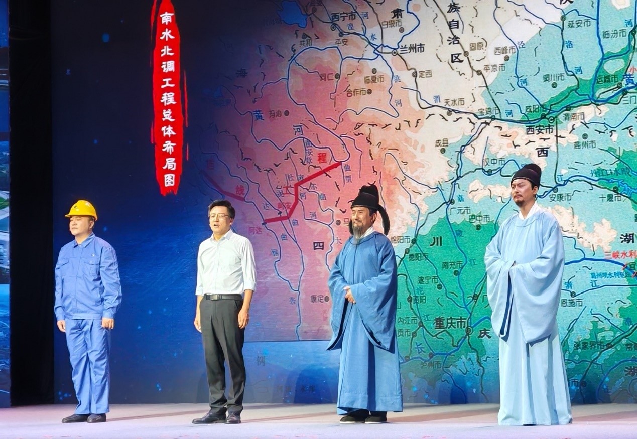 演員張志堅（右二）、演員侯京?。ㄓ乙唬?、北京郭守敬紀(jì)念館執(zhí)行館長張鵬（左二）和江蘇省江都水利工程管理處第二抽水站管理所副所長郭凱（左一）同臺演繹。