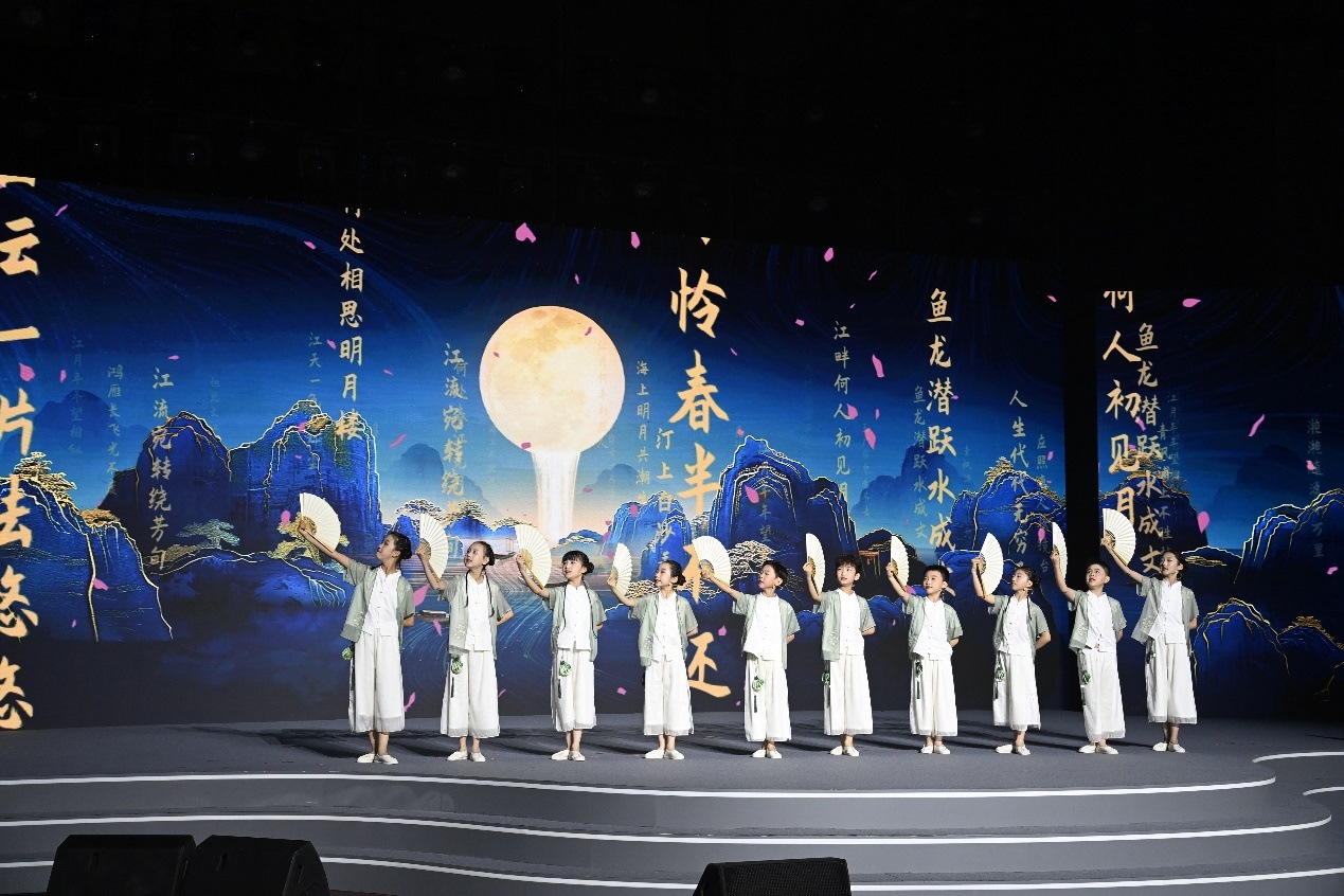 揚州市邗江區(qū)實驗學(xué)校蔣王小學(xué)學(xué)生吟誦《春江花月夜》。