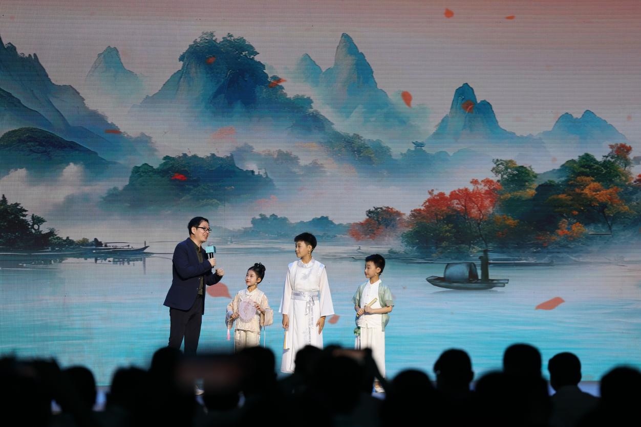 南京師范大學(xué)教授酈波（左一）與2024中國詩詞大會選手張可兒（左二）、姜敬曦（右二），揚州市邗江區(qū)實驗學(xué)校蔣王小學(xué)學(xué)生陸俊屹（右一）趣談大運河詩詞文化。