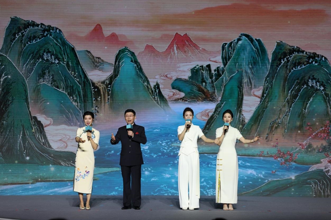 國家一級演員、京劇表演藝術(shù)家王平（左二），國家一級演員、南京藝術(shù)學(xué)院教授單雯（左一），浙江小百花越劇團(tuán)青年演員陳麗君（右二）、何青青（右一）同臺唱響千年運河情。