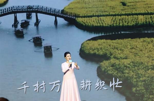 歌唱家、中國音樂學(xué)院教授雷佳現(xiàn)場演唱。