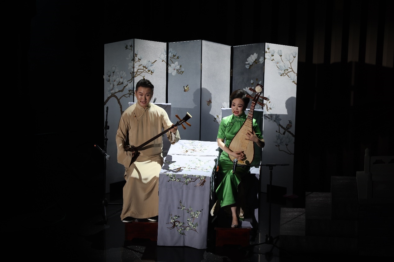 國家一級演員、揚州曲藝研究所青年演員劉芓君（右）、揚州曲藝研究所青年演員王智超（左）現(xiàn)場表演。