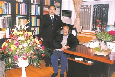 2001年2月，李德仁（左一）給導(dǎo)師王之卓拜年。