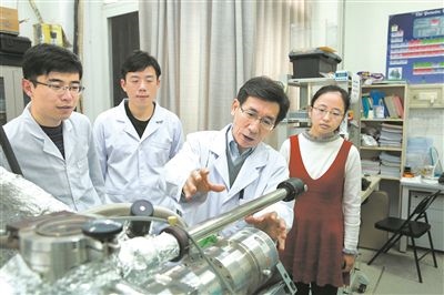 2017年10月，清華大學低維量子物理國家重點實驗室，薛其坤（左三）與學生討論實驗工作。 苑潔攝