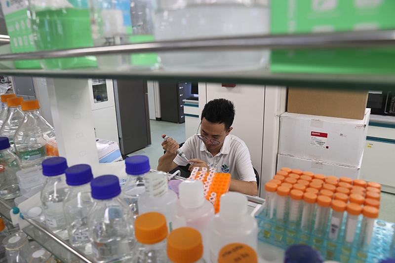 在三亞崖州灣科技城，一名青年科技工作者正在進(jìn)行科研工作。