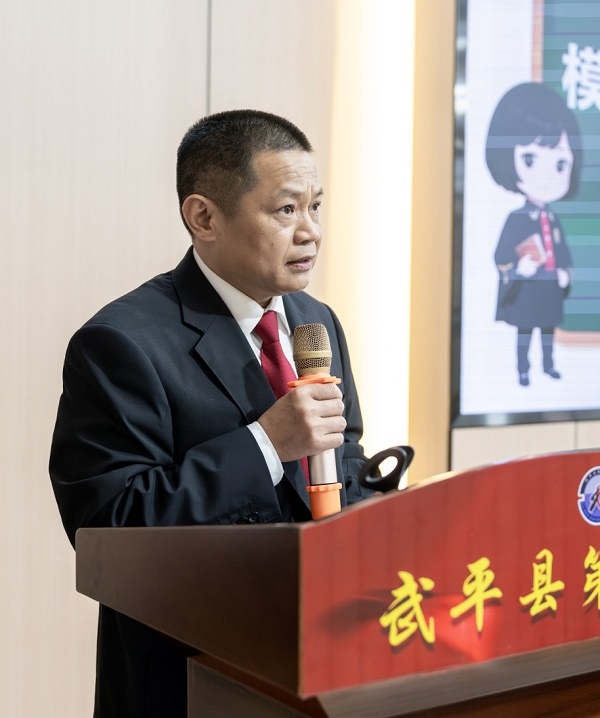 圖④：武平法院刑庭庭長候良石在模擬法庭后為學生上普法課。