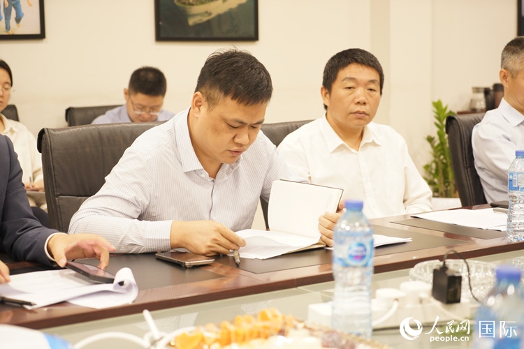 新當選尼日利亞中國礦業(yè)聯(lián)合會會長中國和聯(lián)公司董事長李輝發(fā)言。人民網(wǎng)記者 姜宣攝