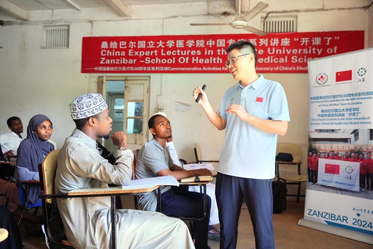 李勇醫(yī)生在解答學生的問題。 中國援桑醫(yī)療隊供圖