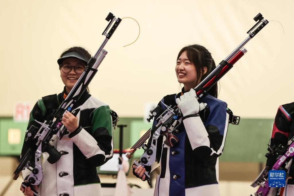 2023年9月24日，在杭州亞運(yùn)會(huì)射擊項(xiàng)目女子10米氣步槍個(gè)人決賽中，中國選手黃雨婷以252.7環(huán)的成績獲得冠軍，韓佳予獲得亞軍，印度選手拉米塔獲得季軍。圖為黃雨婷（右）、韓佳予在比賽后。新華社記者 單宇琦 攝