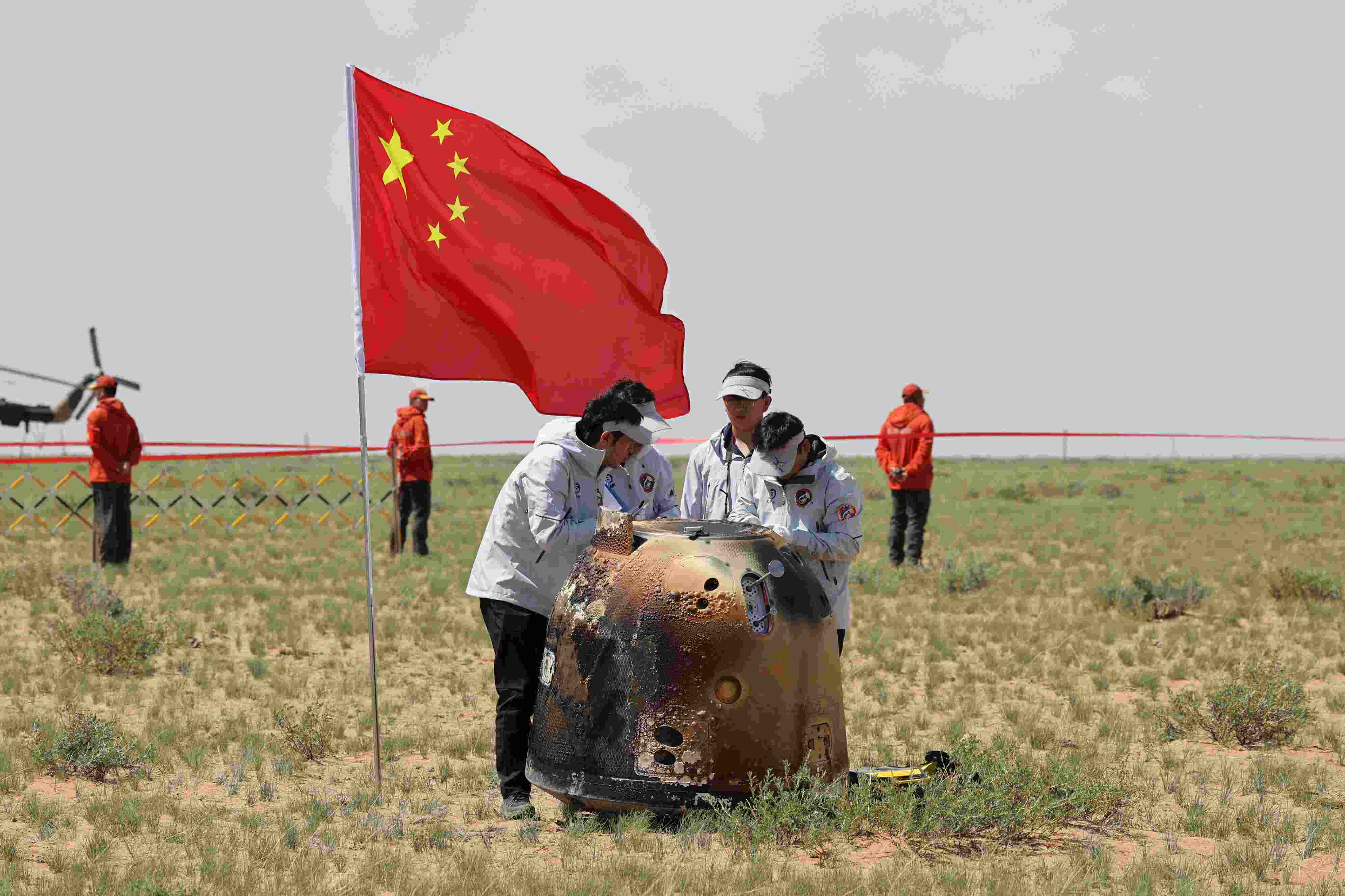 2024年6月25日拍攝的嫦娥六號返回器回收現(xiàn)場。