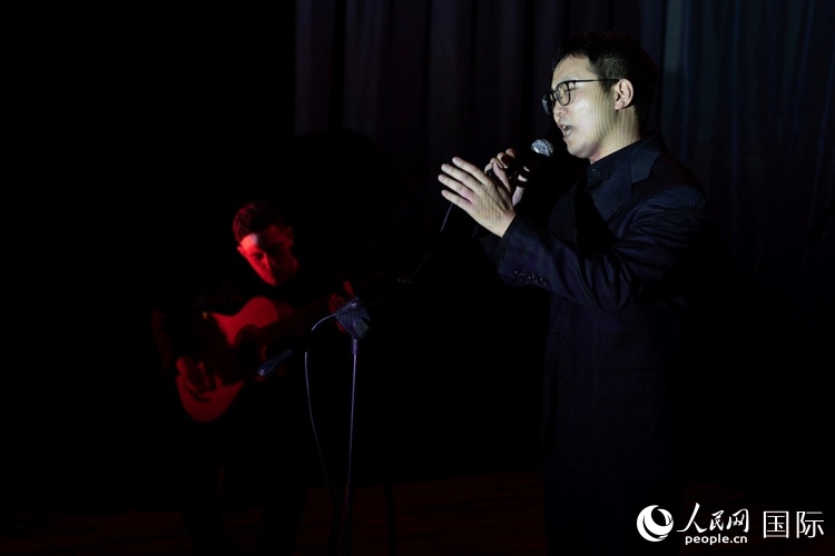 歌曲表演。馬丁·薩巴拉攝