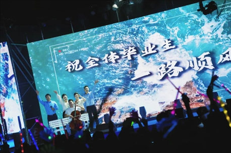 歌曲《祝你一路順風(fēng)》演出現(xiàn)場(chǎng)。供圖：日照職業(yè)技術(shù)學(xué)院