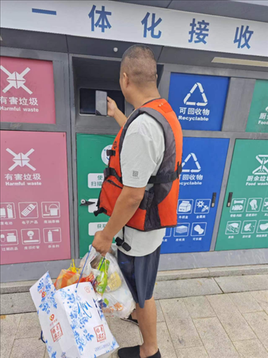 張琪在水上服務區(qū)處理生活垃圾。人民網(wǎng)記者 黃鈺攝
