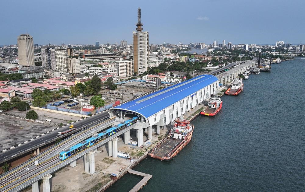 2024年3月2日，在尼日利亞拉各斯，一列輕軌藍(lán)線列車駛?cè)氪a頭站（無(wú)人機(jī)照片）。拉各斯輕軌藍(lán)線是西非地區(qū)首條由中國(guó)企業(yè)自主設(shè)計(jì)、建造、施工、運(yùn)營(yíng)的電氣化城市軌道交通項(xiàng)目。新華社記者 韓旭 攝
