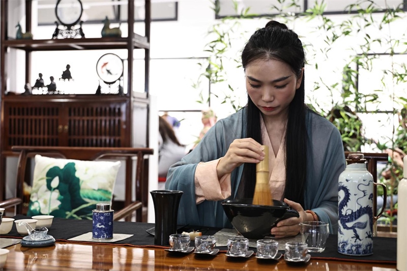茶藝師現(xiàn)場(chǎng)展示宋式點(diǎn)茶。拉巴特中國(guó)文化中心供圖