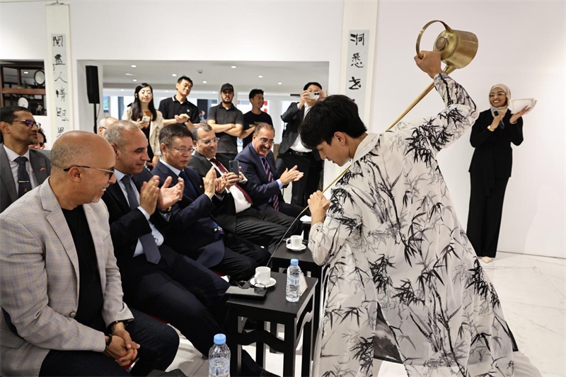 長(zhǎng)嘴壺斟茶。拉巴特中國(guó)文化中心供圖