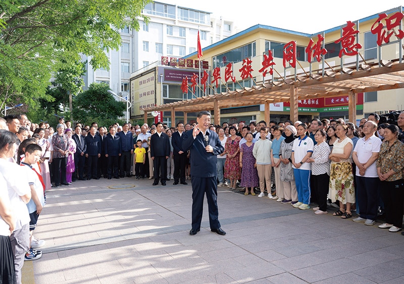 2024年6月19日至20日，中共中央總書(shū)記、國(guó)家主席、中央軍委主席習(xí)近平在寧夏考察。這是19日下午，習(xí)近平在銀川市金鳳區(qū)長(zhǎng)城花園社區(qū)考察時(shí)，同社區(qū)居民親切交流。 新華社記者 謝環(huán)馳/攝