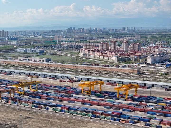 這是2024年4月18日拍攝的霍爾果斯鐵路口岸換裝場（無人機(jī)照片）。新華社記者 趙戈 攝