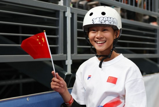 5月16日，巴黎奧運(yùn)會資格系列賽上海站滑板女子碗池預(yù)賽在上海舉行。圖為鄭好好在比賽后慶祝，她在預(yù)賽中最佳成績?yōu)?1.73分。新華社記者 王楷焱 攝
