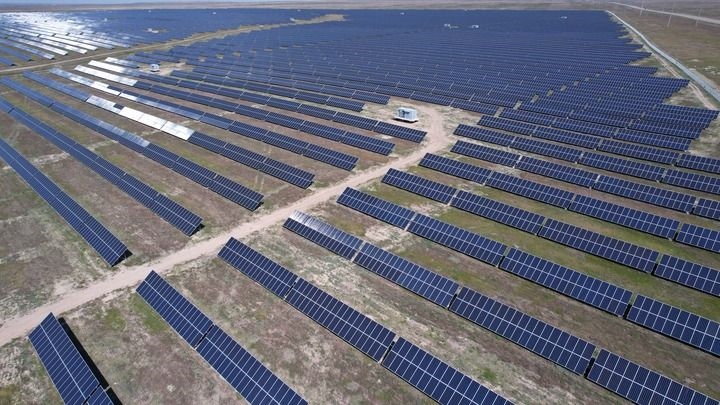 這是2023年5月4日在哈薩克斯坦阿拉木圖州拍攝的卡普恰蓋100兆瓦光伏電站的太陽能電池板（無人機(jī)照片）。新華社發(fā)（奧斯帕諾夫攝）