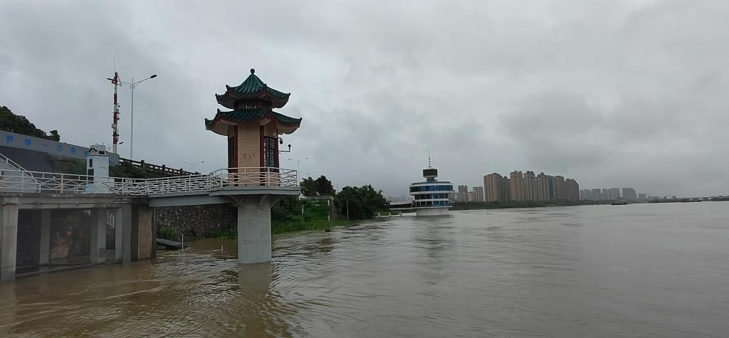 圖為洞庭湖的標(biāo)志性水文站城陵磯站，也被稱(chēng)為洞庭湖及長(zhǎng)江流域水情“晴雨表”。（湖南省洞庭湖水利事務(wù)中心供圖）