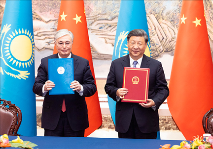 2023年5月17日下午，國(guó)家主席習(xí)近平在西安同來華出席中國(guó)—中亞峰會(huì)并進(jìn)行國(guó)事訪問的哈薩克斯坦總統(tǒng)托卡耶夫會(huì)談。會(huì)談后，兩國(guó)元首簽署了《中華人民共和國(guó)和哈薩克斯坦共和國(guó)聯(lián)合聲明》，共同見證簽署經(jīng)貿(mào)、能源、交通、農(nóng)業(yè)、互聯(lián)互通、人文、地方等領(lǐng)域多項(xiàng)雙邊合作文件。新華社記者 黃敬文 攝