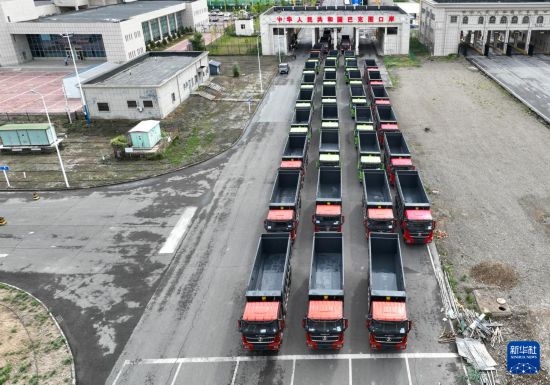 7月2日，車(chē)輛在巴克圖口岸辦理通關(guān)手續(xù)（無(wú)人機(jī)照片）。新華社發(fā)（馬丁 攝）