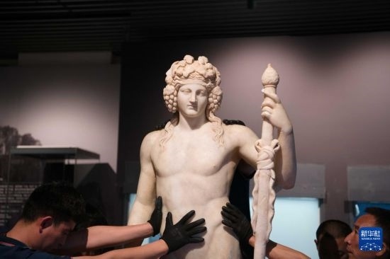 7月2日，工作人員將開箱后的古希臘文物放置在展臺上。新華社記者 張端 攝