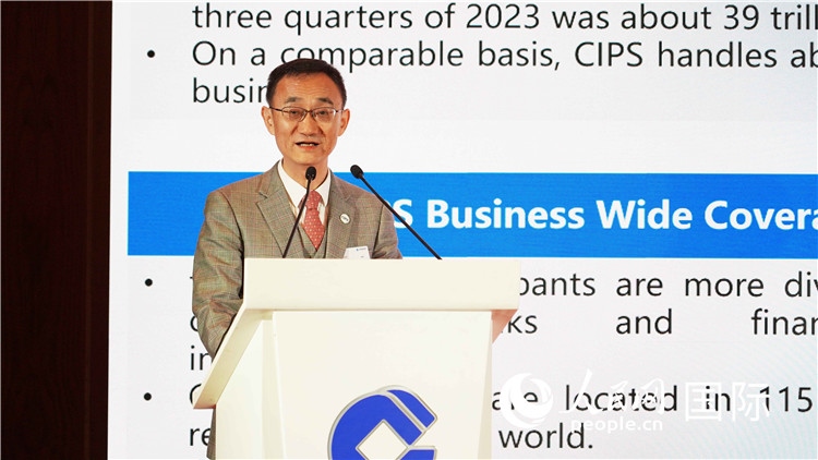 跨境銀行間支付清算有限責(zé)任公司總裁許再越發(fā)言。 人民網(wǎng) 張茜 攝