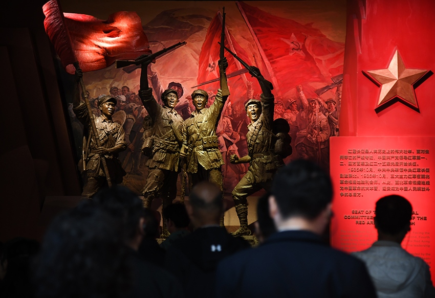 圖為2024年5月9日，游客在延安革命紀(jì)念館參觀。 新華社記者 張博文 攝
