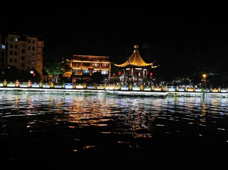 里運(yùn)河文化長(zhǎng)廊夜景。人民網(wǎng)記者 黃鈺攝