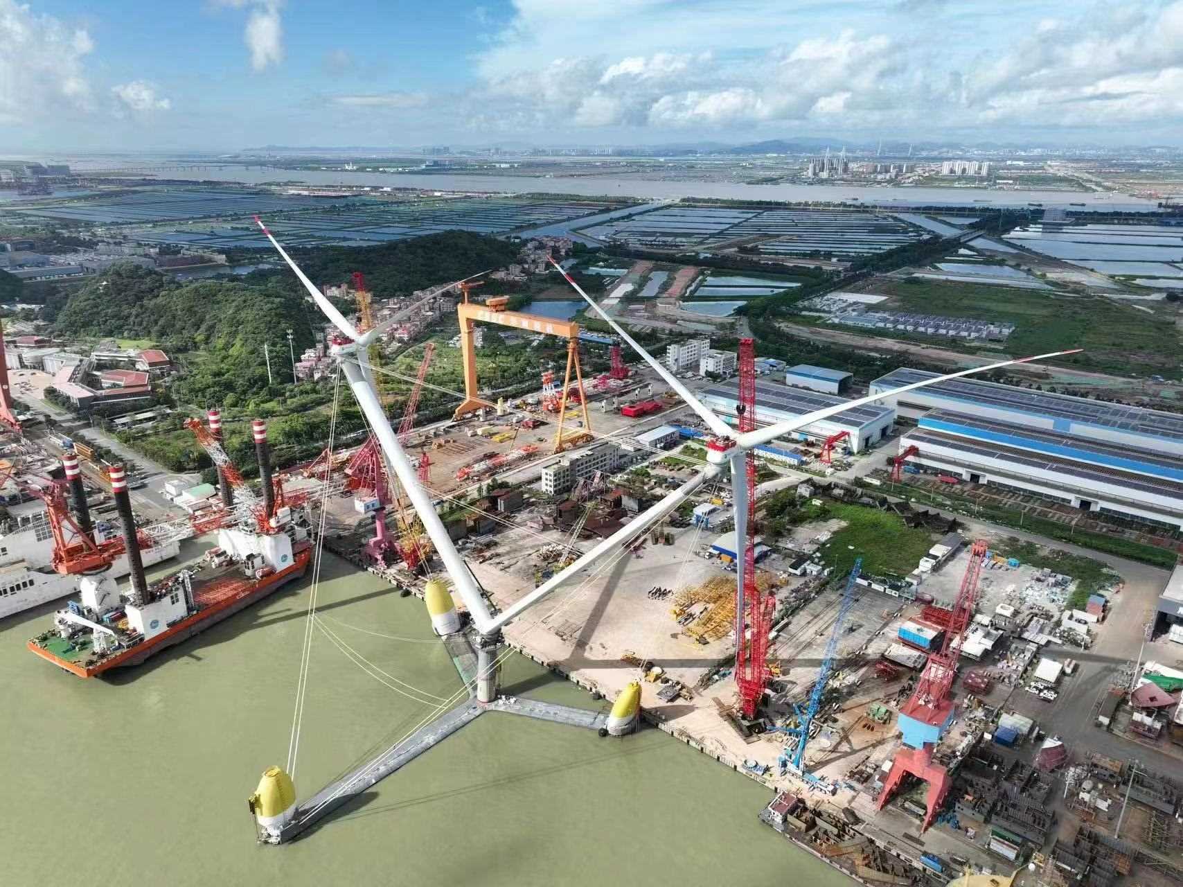 全球單體容量最大漂浮式風(fēng)電平臺(tái)吊裝完成。受訪方供圖