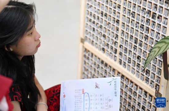 7月3日，外國學(xué)生在了解中國的活字印刷。新華社記者 李然 攝