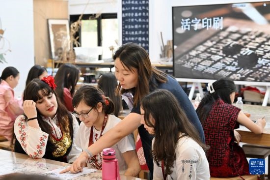 7月3日，外國學(xué)生在了解中國文化。新華社記者 李然 攝