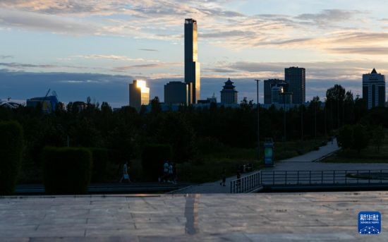 這是7月2日拍攝的哈薩克斯坦首都阿斯塔納市中心的建筑群。新華社記者 白雪騏 攝