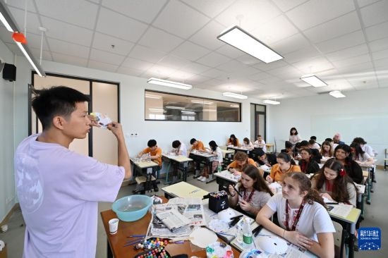 7月3日，外國學(xué)生在學(xué)習(xí)繪制京劇臉譜。新華社記者 李然 攝