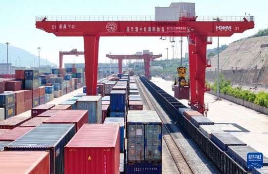 6月30日，在中哈連云港物流合作基地，大型機(jī)械在吊裝集裝箱（無人機(jī)照片）。新華社發(fā)（王健民 攝）
